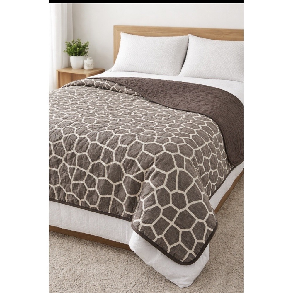 pre-owned! Michael Kors‎ Queen Reversible Quilted Blanket Giraffe Print Brown